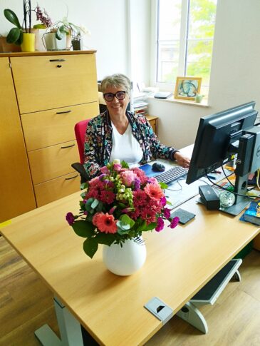 Blumenaktion zum Tag der Assistenz - Beate Herrmann-Antes