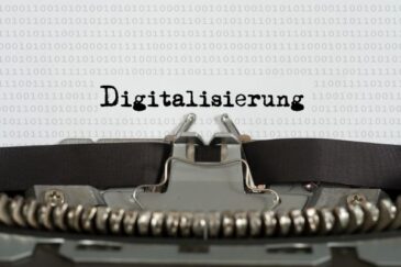 eine alte Schreibmaschine, die das Wort Digitalisierung tippt