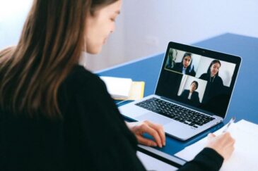 Frau am Laptop in einer Videokonferenz