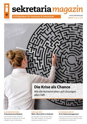 Titelbild sekretaria Magazin August 2024: Eine Frau malt einen Weg durch ein Labyrinth, das an der Wand aufgemalt ist